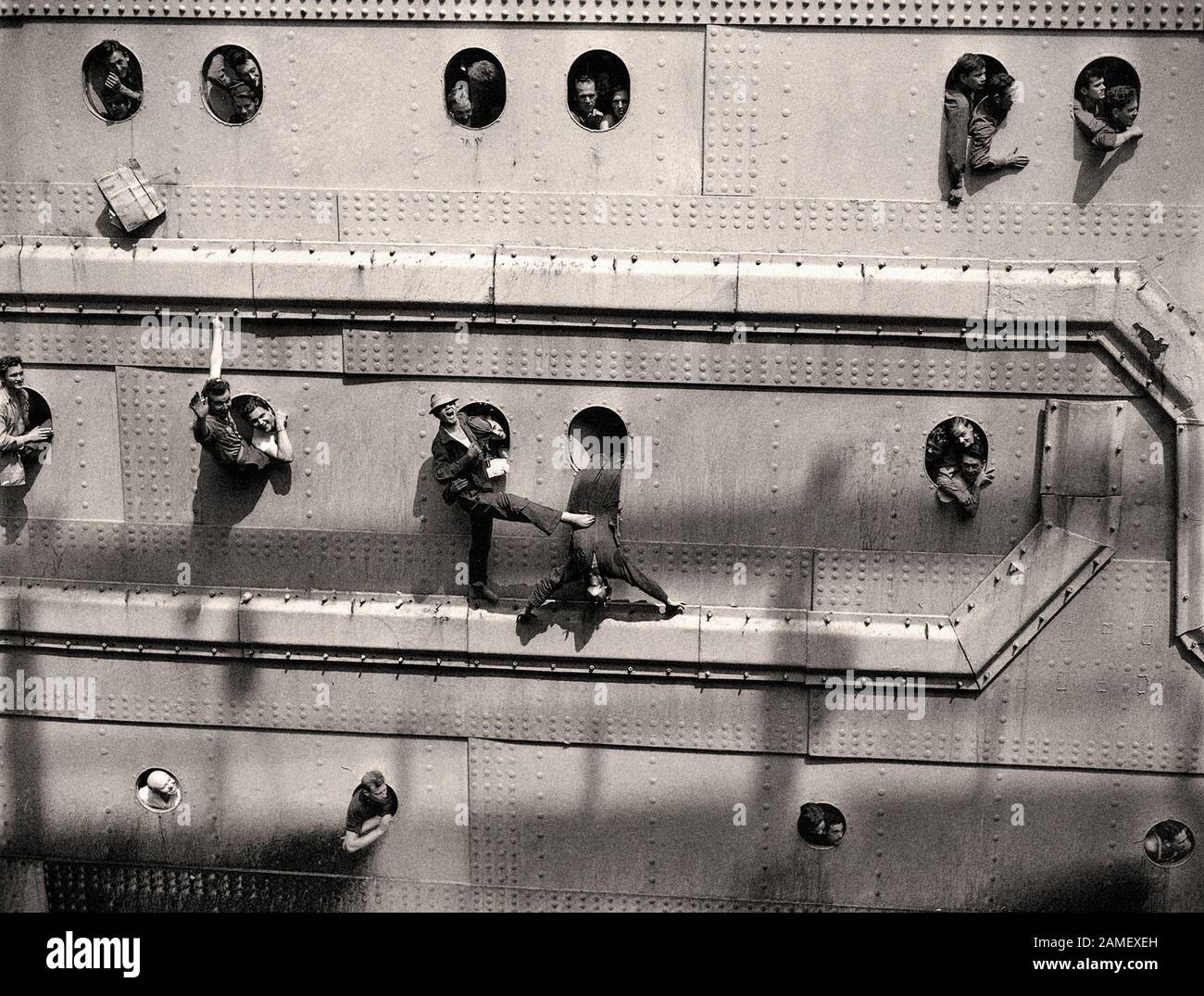 Die aus Europa zurückkehrenden US-Truppen füllen jeden Bulle, als die "HMS Queen Elizabeth" am 31. August 1945 in einen Pier im Hafen von New York einzieht. Stockfoto