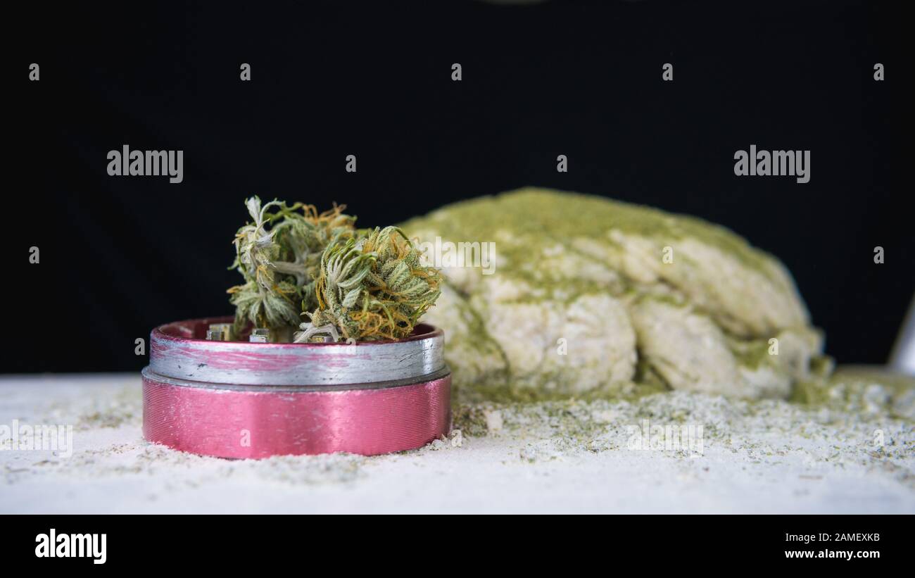 Vorbereitung zum Kochen hanf Kuchen oder Brot. In der Nähe von frischem Teig mit Cannabis Mehl. Konzept von Marihuana in der Lebensmittelindustrie Stockfoto