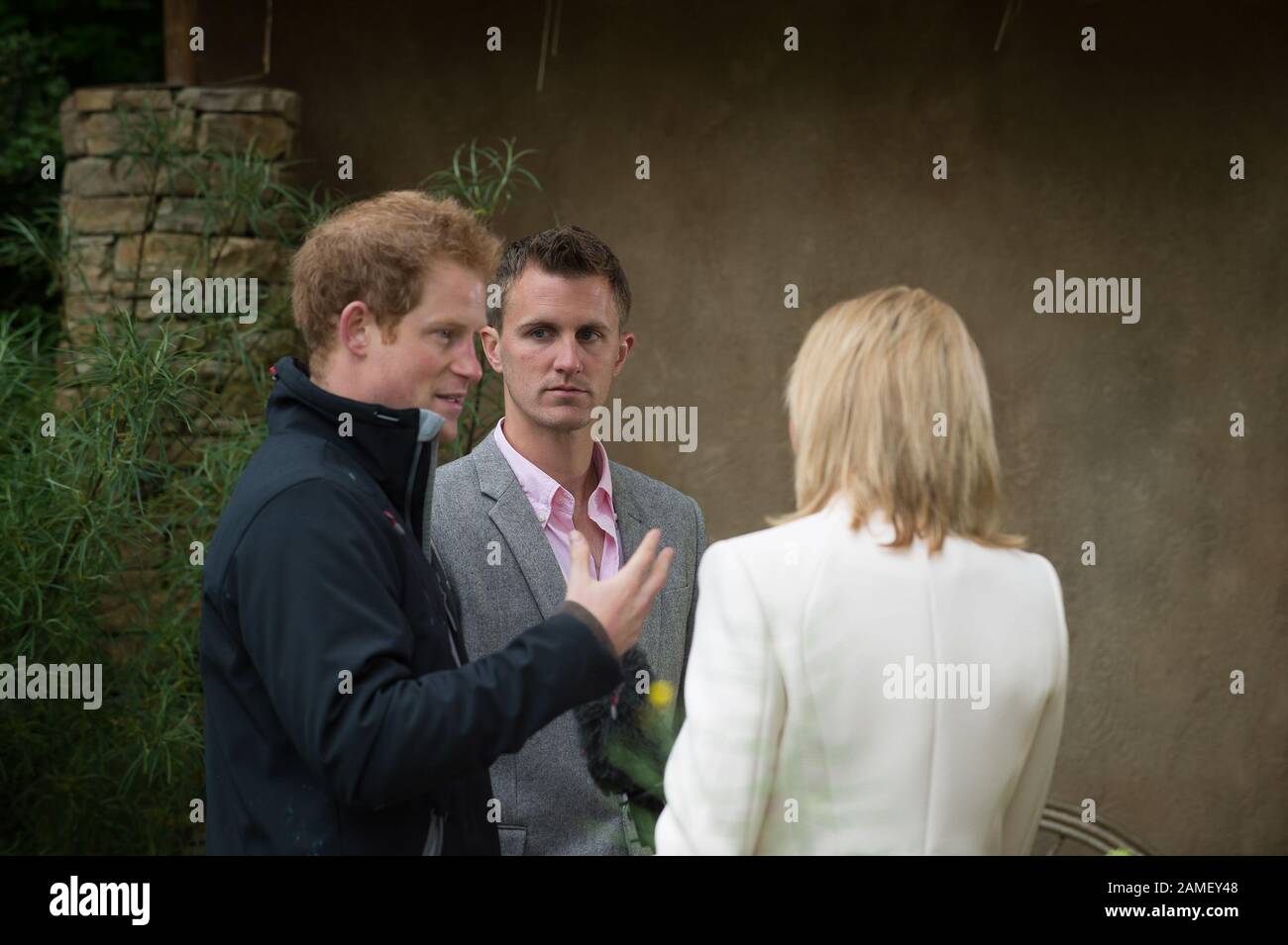 RHS Chelsea Flower Show, London, Großbritannien. Mai 2015. Prinz Harry, Herzog von Sussex mit Gartendesigner Matt Keightley und der BBC-Journalistin Louise Minchin im Sentebale Hope in Vulnerability Garden. Der Garten soll die Not der verletzlichsten Kinder Lesothos hervorheben. Sentebale ist eine Wohltätigkeitsorganisation, die von Prinz Harry und Prinz Seeiso gegründet wurde. Kredit: Maureen McLean/Alamy Stockfoto