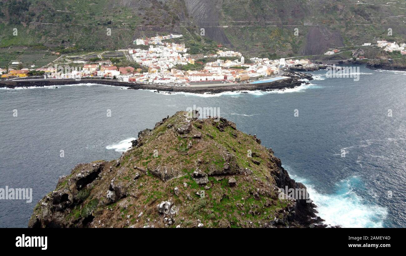 Der Felsen im Meer nahe der Küste von Garachico im Norden von Teneras. Stockfoto