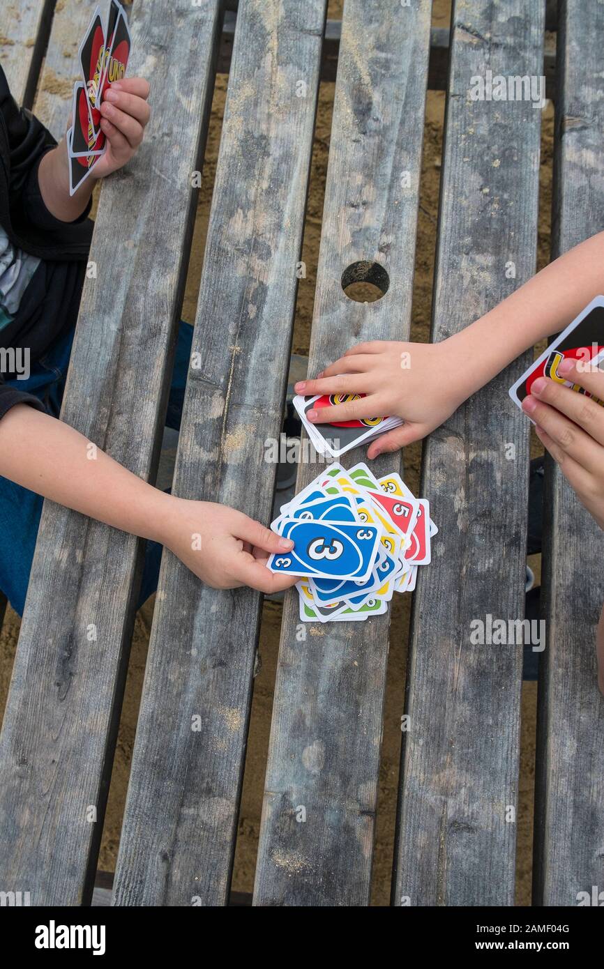 Zwei Jungen genießen spielen das Kartenspiel UNO. Stockfoto