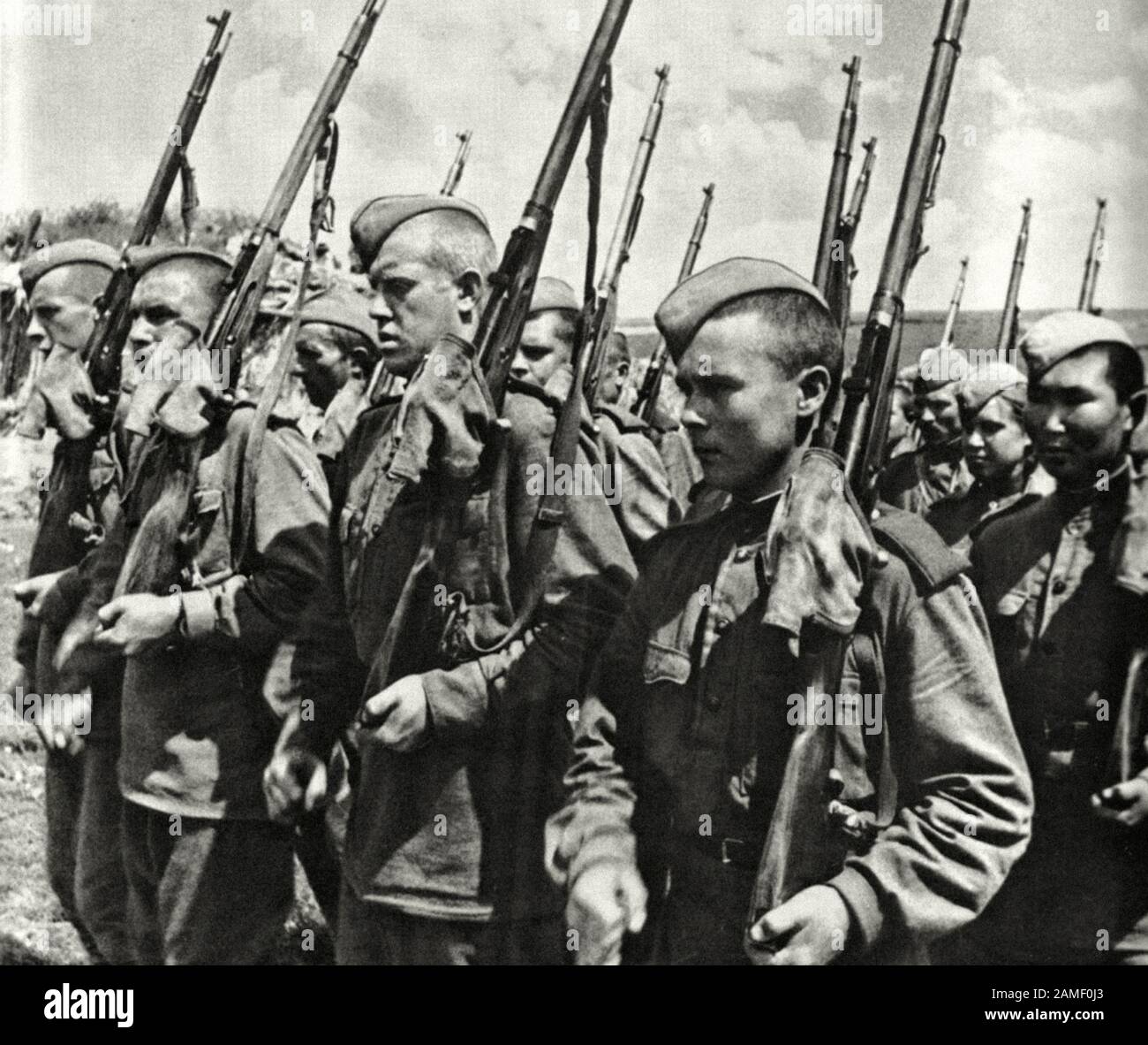 Eine Einheit der sowjetischen Scharfschützen während eines marsches an der zentralen Front der Roten Armee. UDSSR. 1943 Stockfoto