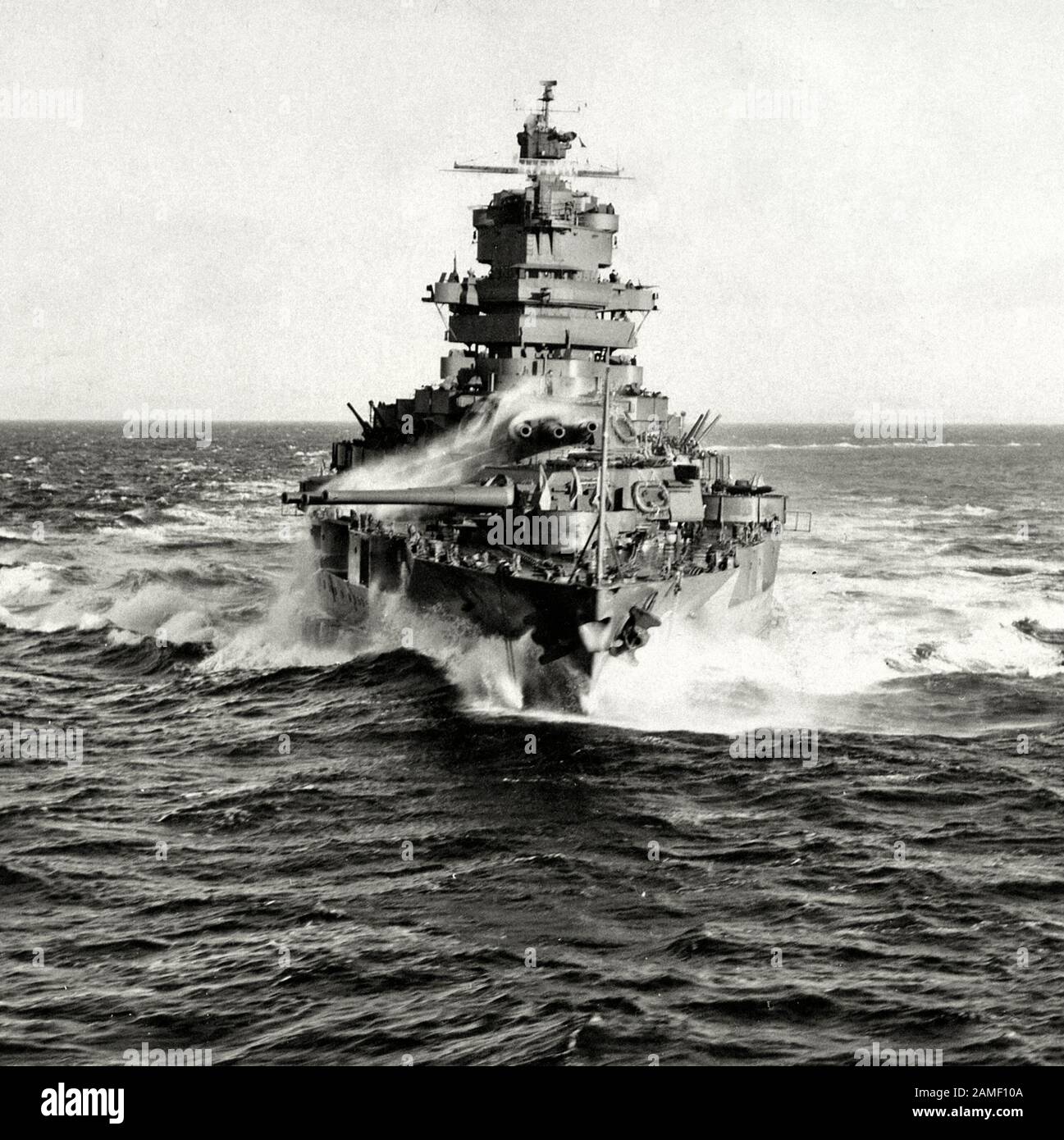 Amerikanisches Schlachtschiff "Idaho" (USS Idaho (BB-42) während der Operation zur Eroberung der Marshallinseln. Pazifik. Januar-Februar 1944 Stockfoto