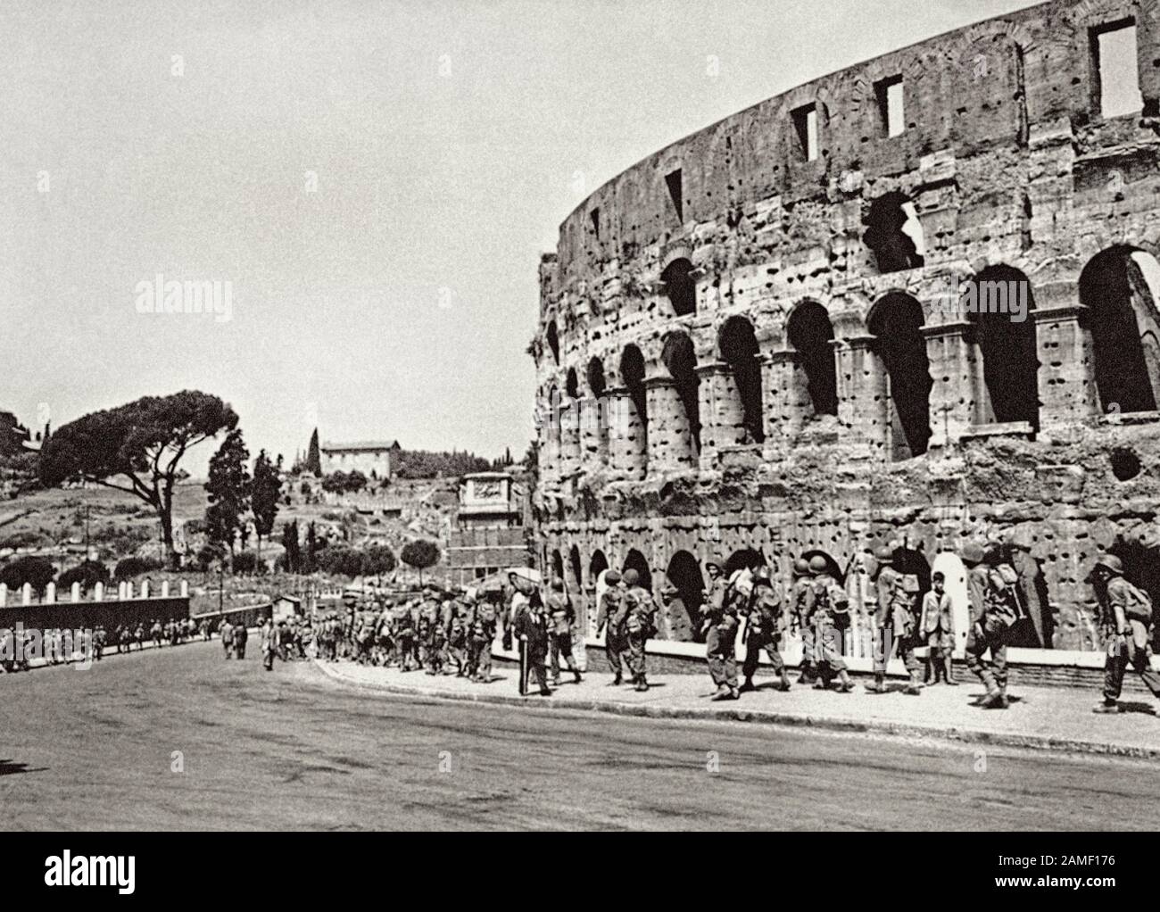 Amerikanische Soldaten sind nach ihrer Einfahrt in Rom am römischen Kolosseum vorbei und verfolgen die zurückziehende NS-Wehrmacht. Rom. Italien, juni 1944. Stockfoto
