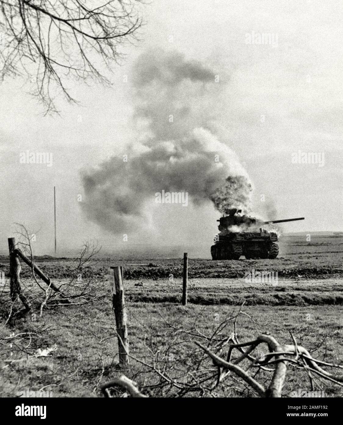 Brennender mittlerer M4A1 (76) W "Sherman"-Panzer der 3. US-Panzer-Division, der von der deutschen Artillerie in Bergerhausen, Kerpen, Deutschland zerstört wurde. März 01, 194 Stockfoto