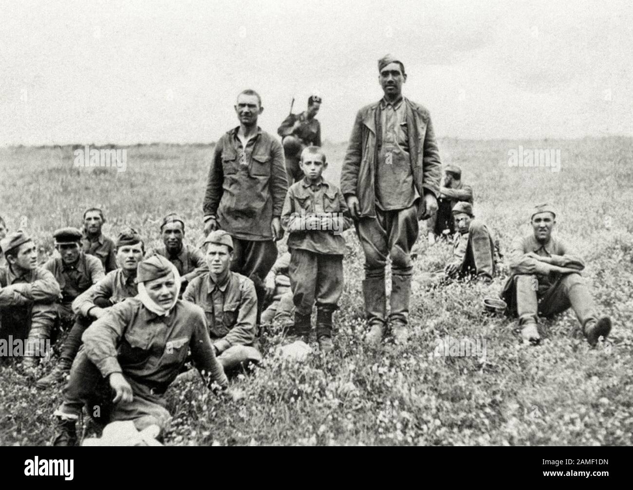 Eine Gruppe von Kriegsgefangenen der Roten Armee mit dem Sohn des Regiments. 1942 Stockfoto