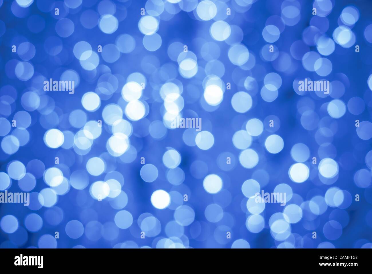 Unscharfer abstrakter Hintergrund, verschwommene blaue Kulisse. Bokeh Hintergründe. Kunststil. Weihnachtsbeleuchtung. Glühbeleuchtung Stockfoto