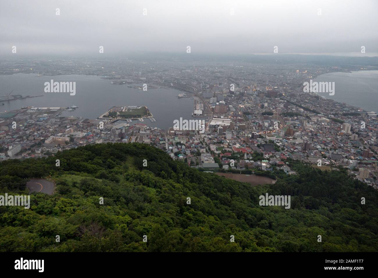 Blick auf Hakodate, Hokkaido, Japan, Asien, vom Berg Hakodate aus. Japanische Stadtlandschaft bei Sonnenuntergang, asiatische Stadt mit Meer und Meer in der Dämmerung Stockfoto