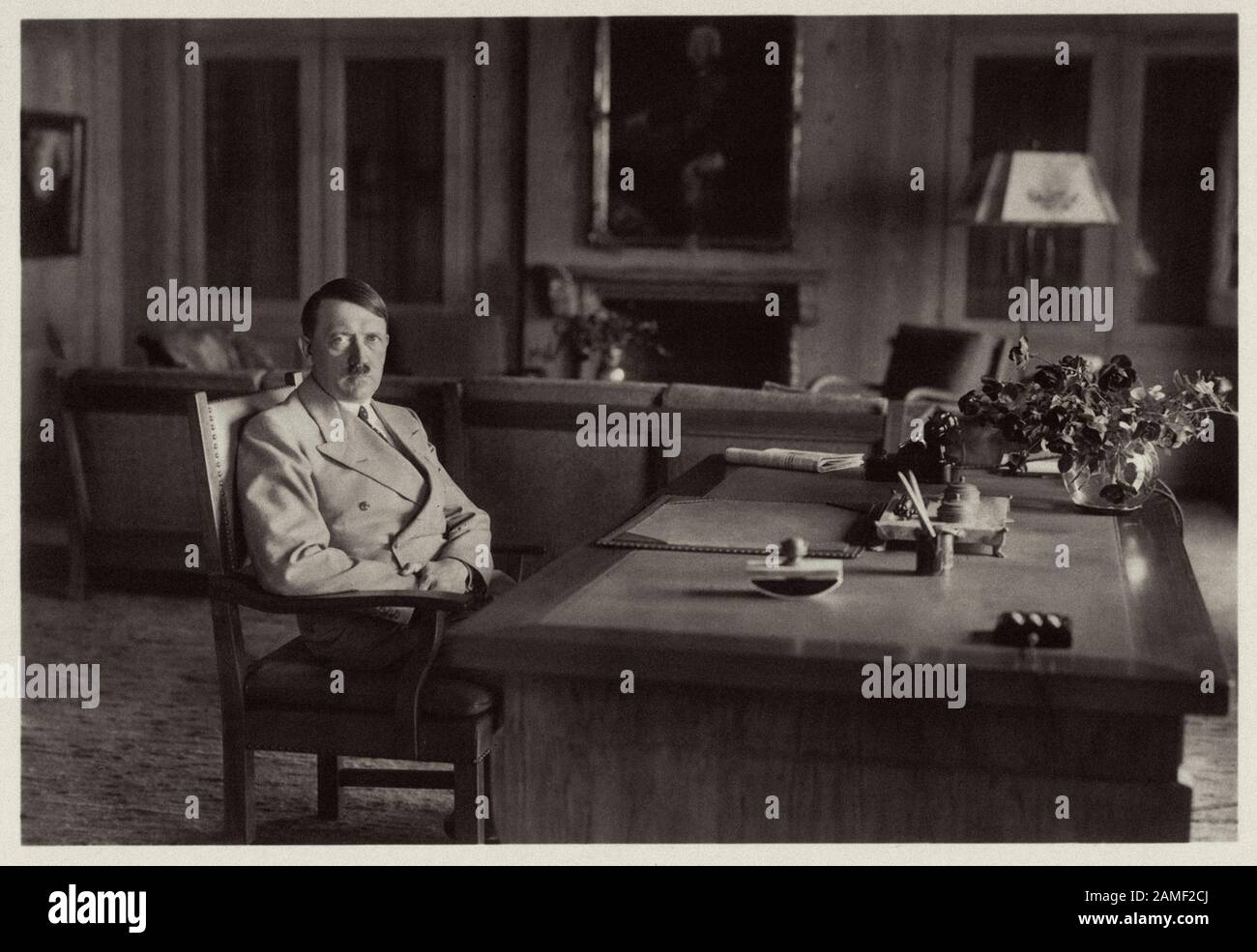 Berchtesgaden in Oberbayern, Haus Wachenfeld, Führer Adolf Hitler, Porträt am Schreibtisch Stockfoto