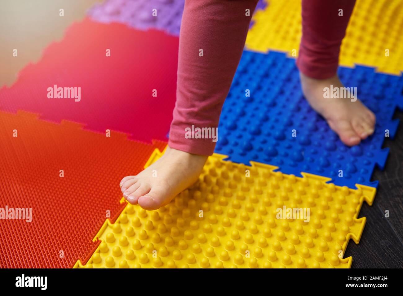 Kinder, die auf orthopädischen Füßen gehen, massieren die Fußmatte  Stockfotografie - Alamy