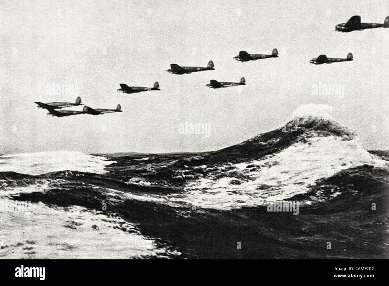 Heinkel He 111 Bomber, die der Radardetektion entkommen, fliegen gefährlich tief über den Ärmelkanal 1940 Stockfoto