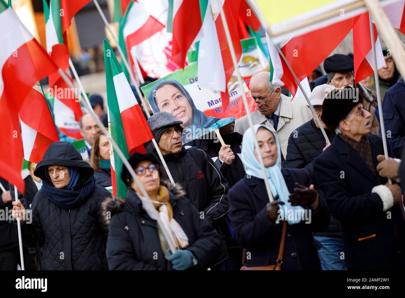 Mehrere hundert iranische Exilanten demonstrieren in einer Mahnwache gegen das Regime in Teheran auf dem Roncalliplatz. Koln, 11. Januar 2020. Nutzung weltweit Stockfoto