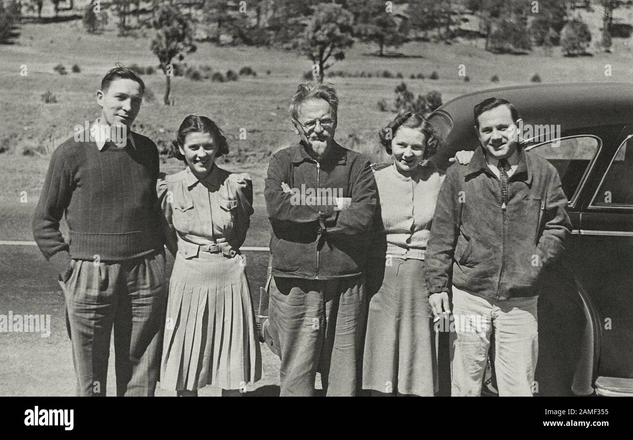 Trotzki, Zentrum, posierte mit den amerikanischen Verehrern Harry De Boer und James H. Bartlett und ihren Ehepartnern. Mexiko, 1940 Stockfoto