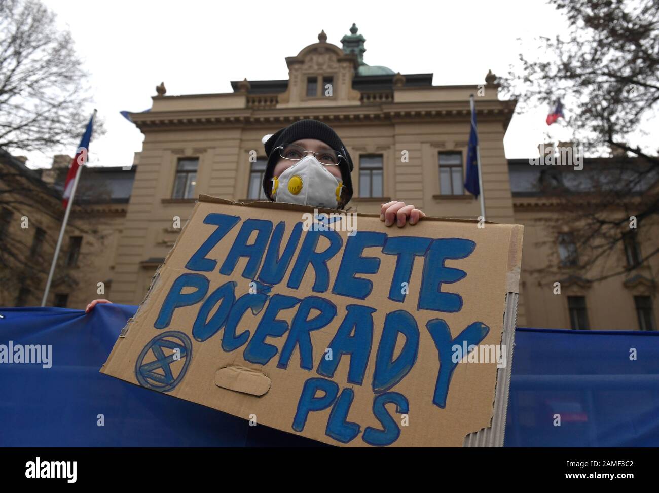 Aktivisten der Extinction Rebellion (XR) Tschechische Niederlassung demonstrieren während einer weiteren Sitzung der "kohlekommission" am 13. Januar 2020 in Prag, Tschechien, außerhalb des tschechischen Regierungsbüros. (CTK Foto/Michal Krumphanzl) Stockfoto