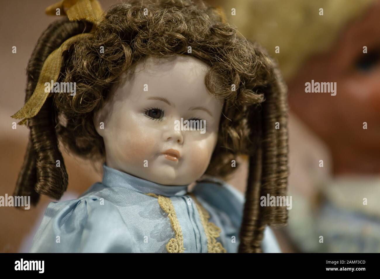 Antike Vintage-Puppe mit Keramikgesicht, braunem Haar mit Pfeifenlocken und  mittelalterlichen Kleidungsstücken Stockfotografie - Alamy