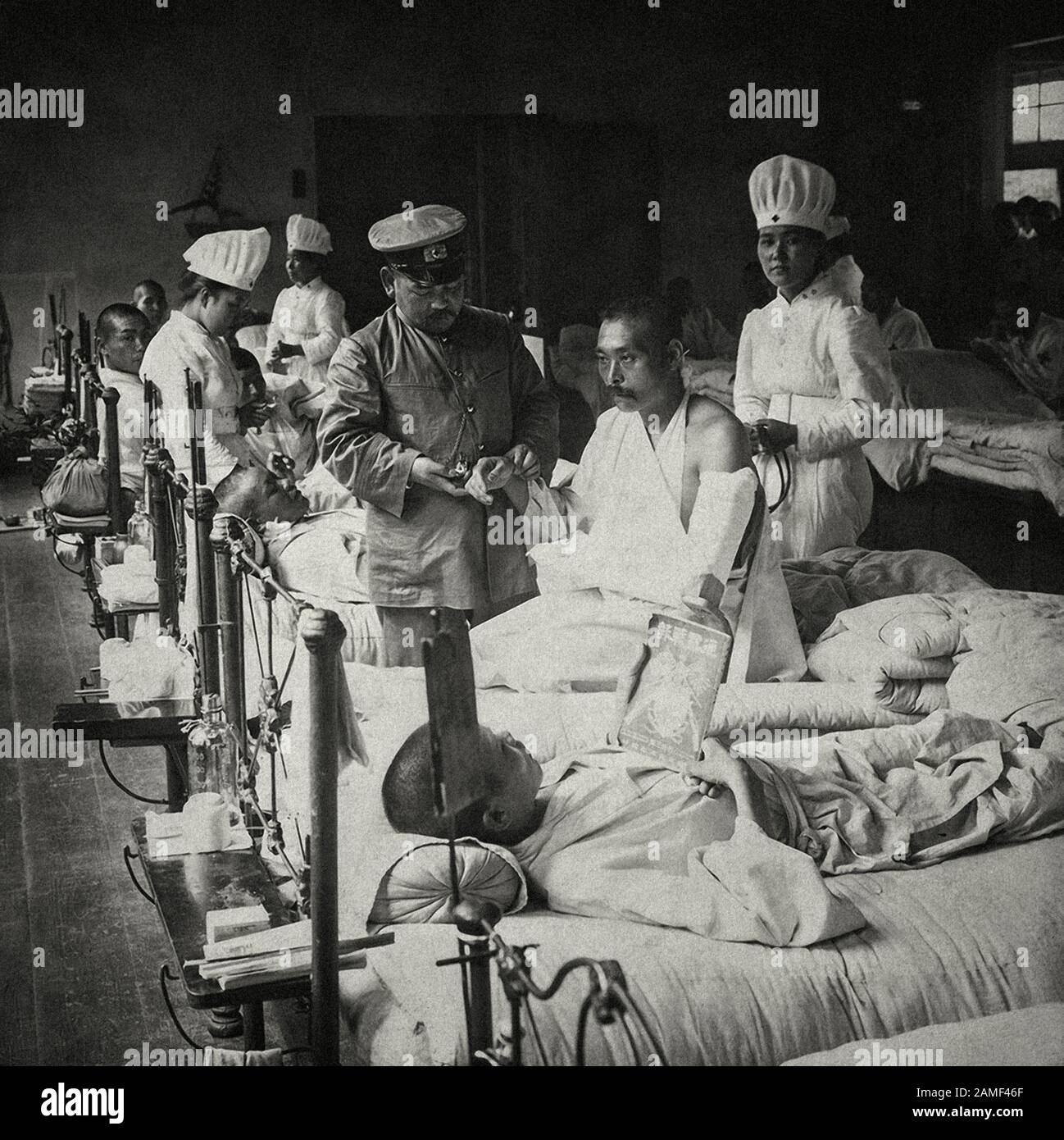 Japanisches Militärkrankenhaus, 1905 Der Arzt zählt den Puls eines japanischen Soldaten, der während des Russisch-Japanischen Krieges im Kampf verletzt wurde. Stockfoto