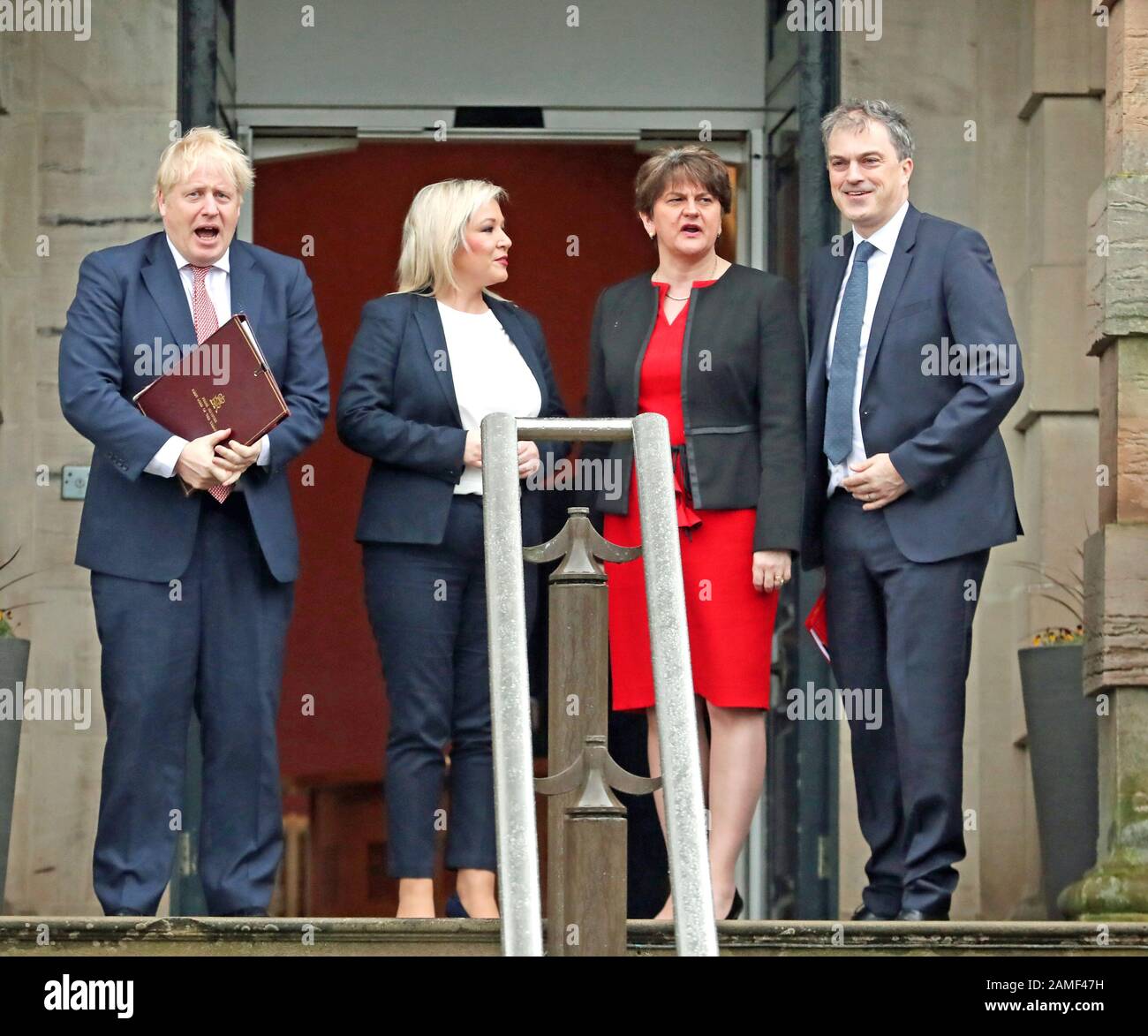 Premierminister Boris Johnson (links), Erste Ministerin, Arlene Foster von der DUP (Mitte rechts), stellvertretende Erste Ministerin Michelle O'Neill (Mitte links) von Sinn Fein und Staatssekretär für Nordirland, Julian Smith (rechts) während ihres Besuchs in Stormont, Belfast. Stockfoto
