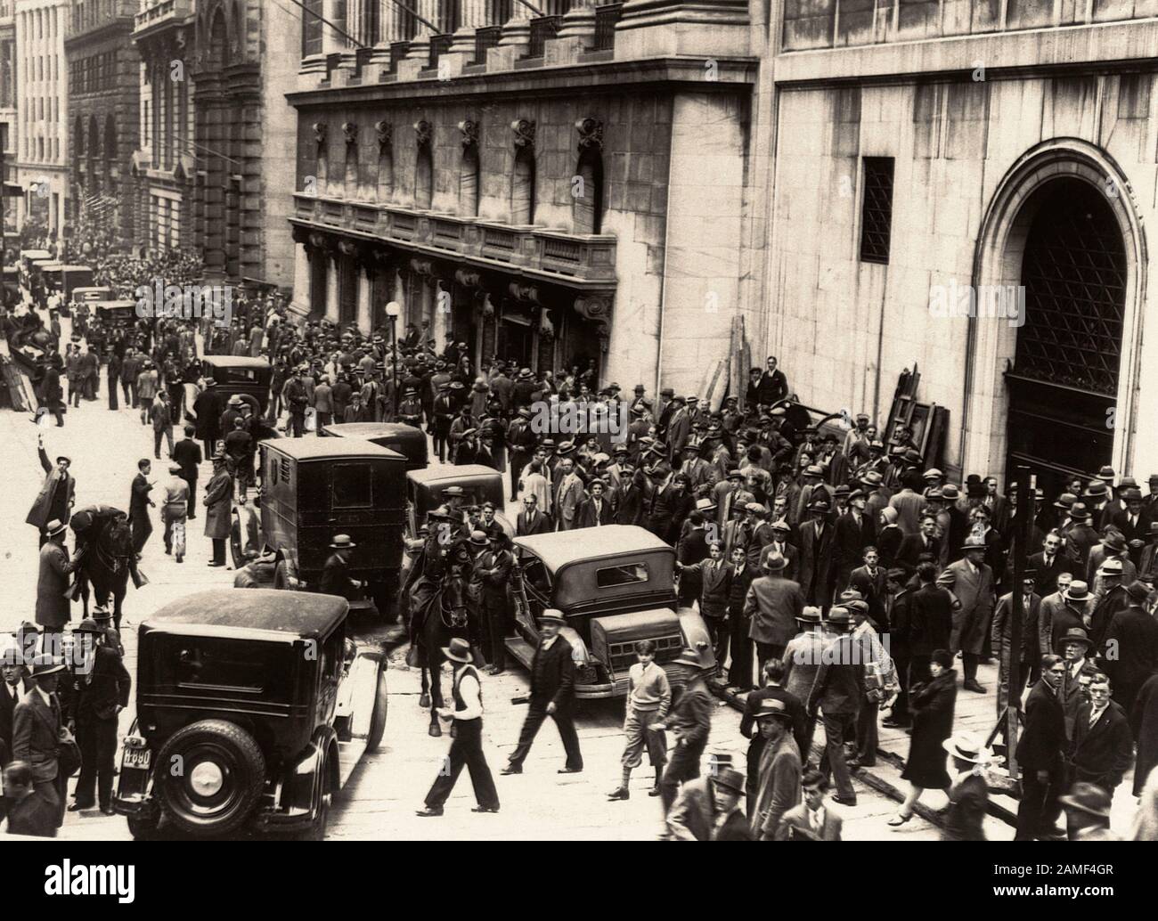 Menschenmassen an der Wall Street 1929 In Panik Geratene Aktienhändler drängen am Tag des Marktcrashs die Bürgersteige außerhalb der New Yorker Börse. 1929 Stockfoto