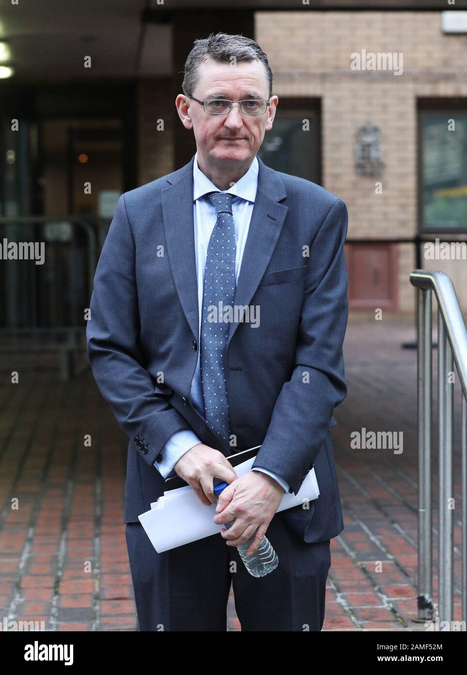 James Farrar, Vorsitzender der United Private Hire Drivers' Branch der IWGB union, außerhalb des Southwark Crown Court, London, wo er vor Gericht angeklagt wurde, zwei Polizisten angegriffen zu haben, indem er den Ton seines Megafons verwendete, um Verletzungen, Schmerzen und Unbehagen zu verursachen. Stockfoto