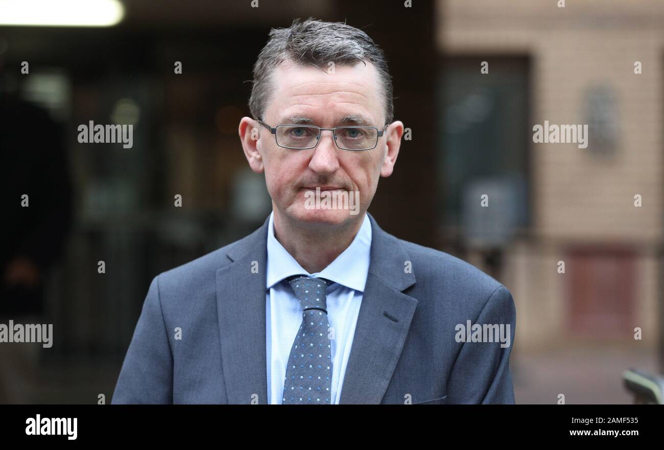 James Farrar, Vorsitzender der United Private Hire Drivers' Branch der IWGB union, außerhalb des Southwark Crown Court, London, wo er vor Gericht angeklagt wurde, zwei Polizisten angegriffen zu haben, indem er den Ton seines Megafons verwendete, um Verletzungen, Schmerzen und Unbehagen zu verursachen. Stockfoto