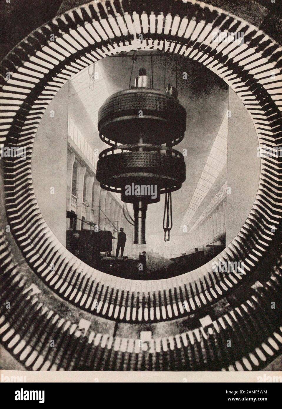 Das Leben in der Sowjetunion in den 1930er Jahren. Aus dem sowjetischen Propagandabuch. Montage der Riesenturbine Stockfoto