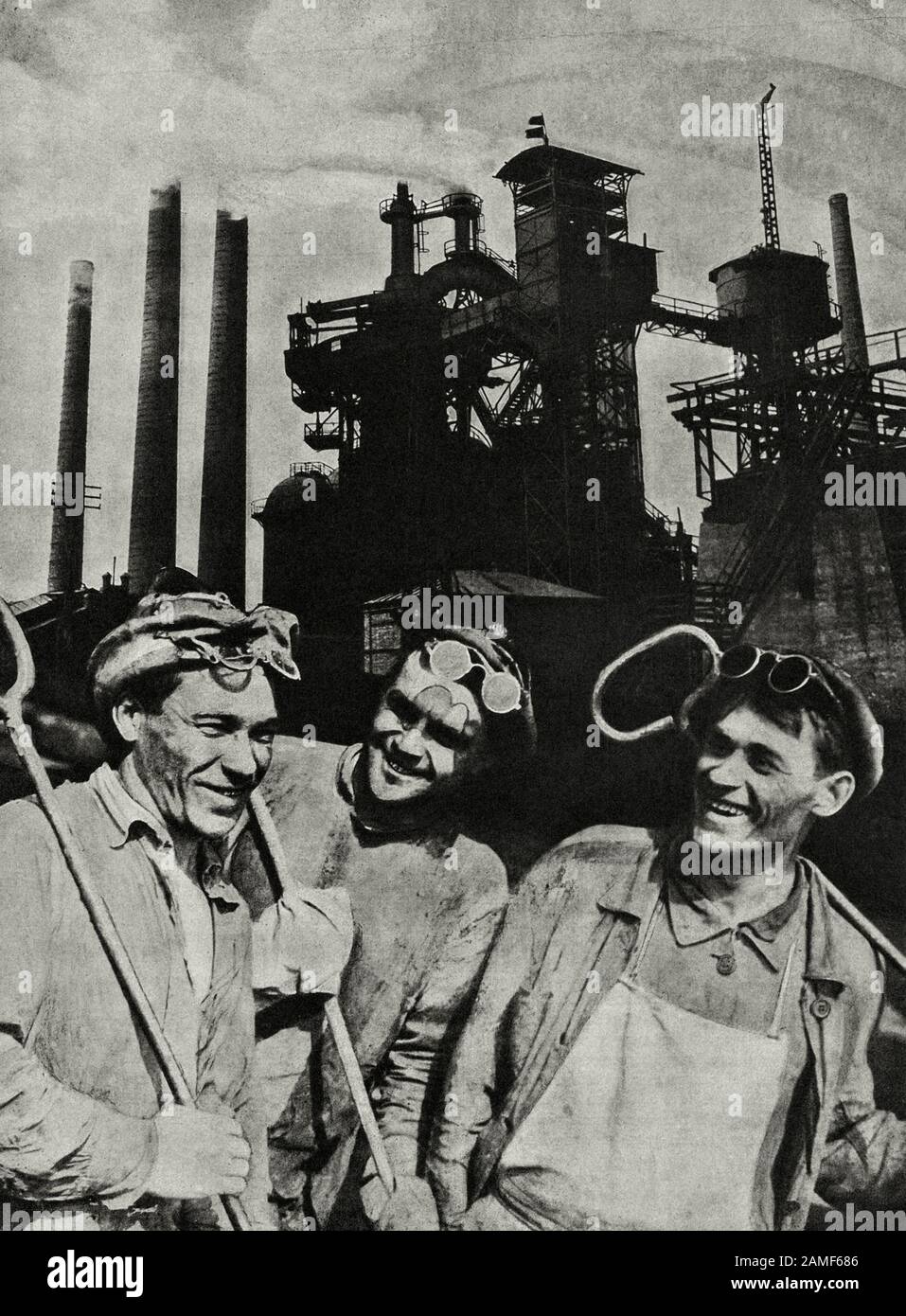 Das Leben in der Sowjetunion in den 1930er Jahren. Aus dem sowjetischen Propagandabuch. Glückliche sowjetischen Stahlarbeiter Stockfoto