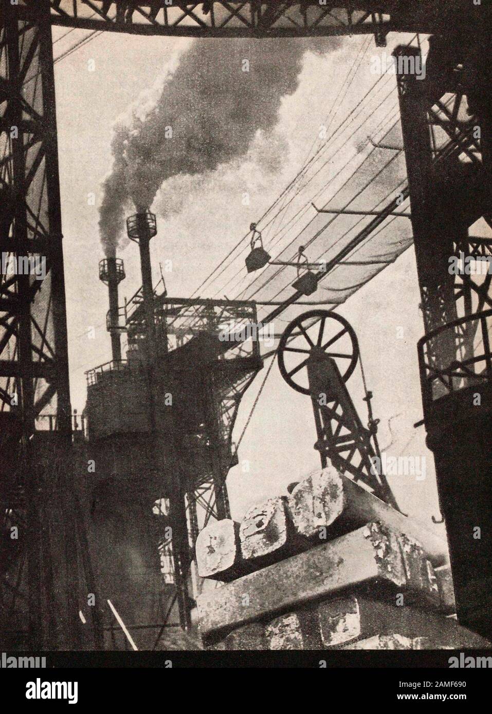 Das Leben in der Sowjetunion in den 1930er Jahren. Aus dem sowjetischen Propagandabuch. Metallurgisches Werk Stockfoto