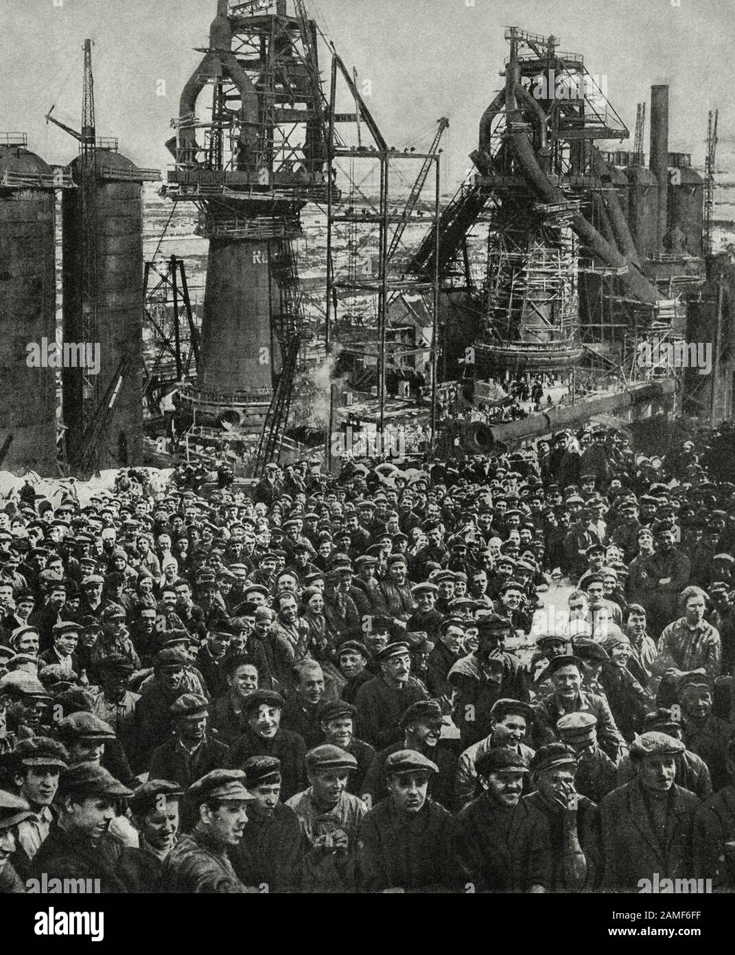 Das Leben in der Sowjetunion in den 1930er Jahren. Aus dem sowjetischen Propagandabuch. Foto: Festtagung in Magnitogorsk, nach Beendigung der Arbeit in der Kabakov ore min Stockfoto