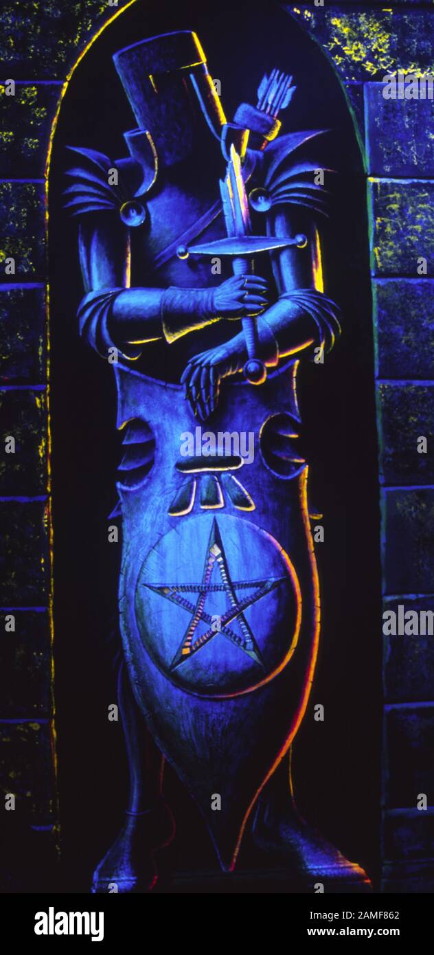 Sir Real, Porträt von einem Ritter in Rüstung gemalt in ultra Violet, UV Trompe l ' oeil, 50 Aston Street, Oxford, England 2004 Stockfoto