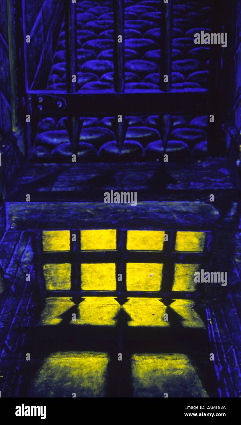 Portcullis Bars mit Licht und Schatten auf Kopfsteinpflaster des nie enden Korridors, UV-Trompe L'Oeil, 50 Aston Street, Oxford, England 2004 Stockfoto