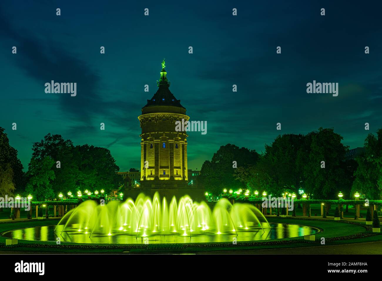 Mannheim - Wasserturm im Park mit nächtlicher Beleuchtung Stockfotografie -  Alamy