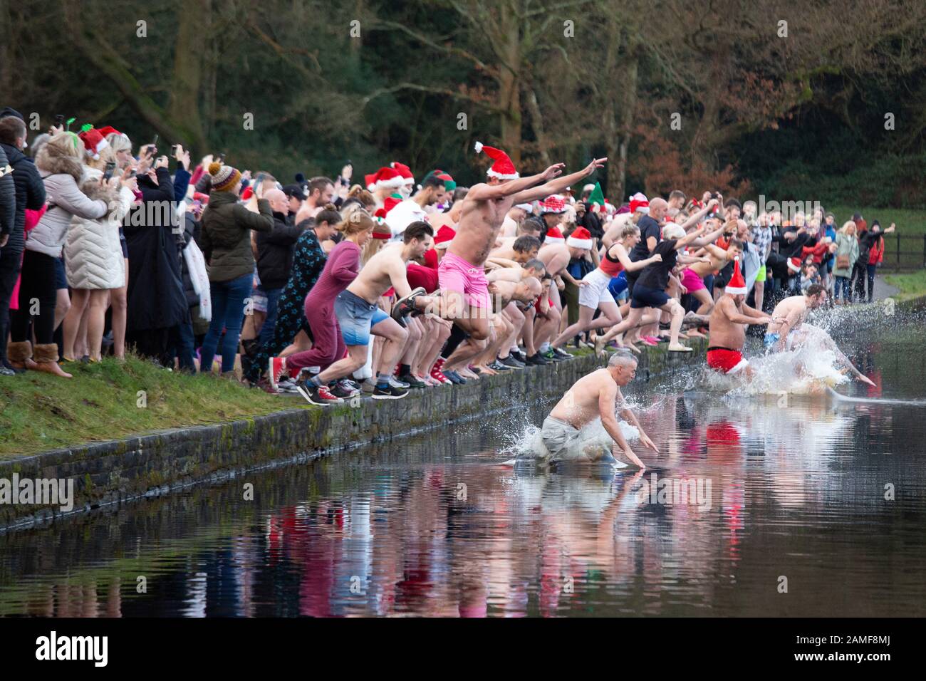 Schwimmen am Weihnachtstag, Blackroot Pool, Sutton Coldfield, West Midlands, Großbritannien Stockfoto
