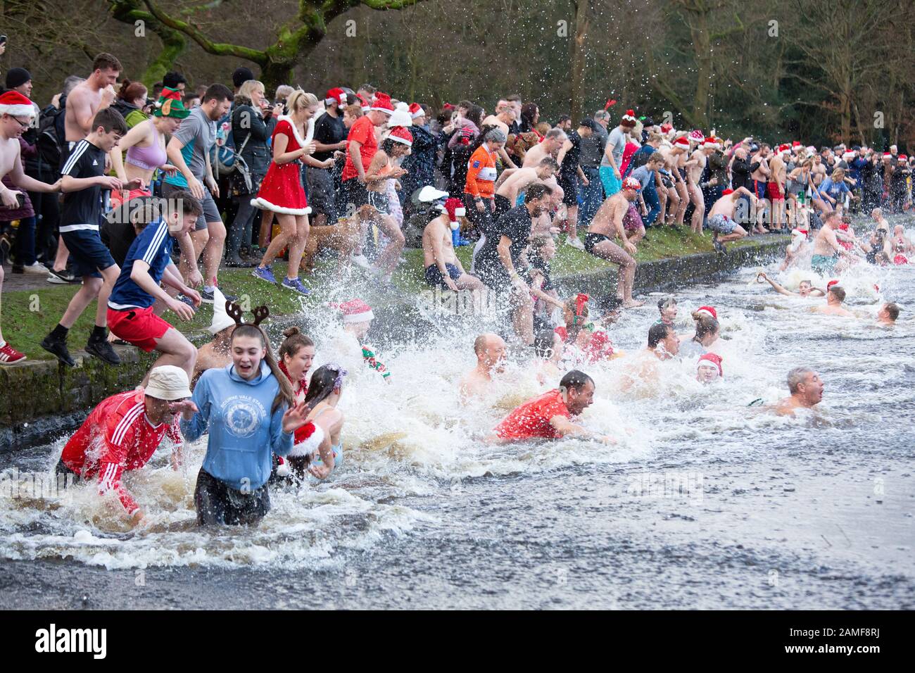 Schwimmen am Weihnachtstag, Blackroot Pool, Sutton Coldfield, West Midlands, Großbritannien Stockfoto