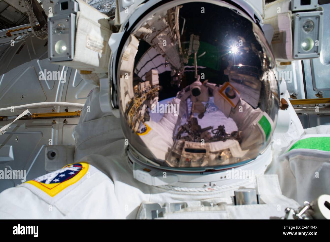 ISS - 2. Dezember 2019 - der ESA-Astronaut Luca Parmitano zeigt seine Kamera auf seinen US-Helm mit dem reflektierenden Visier nach unten und nach unten Stockfoto