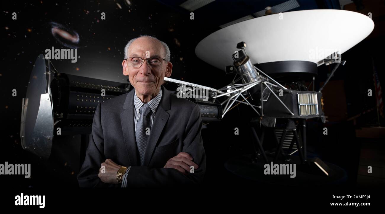 Dr. Ed Stone bei JPL in Kalifornien mit einem Modell der Voyger-Raumsonde am 18. Dezember 2019. PIC © Dan Tuffs dan@dantuffs.com +1 310 774 1780 Stockfoto