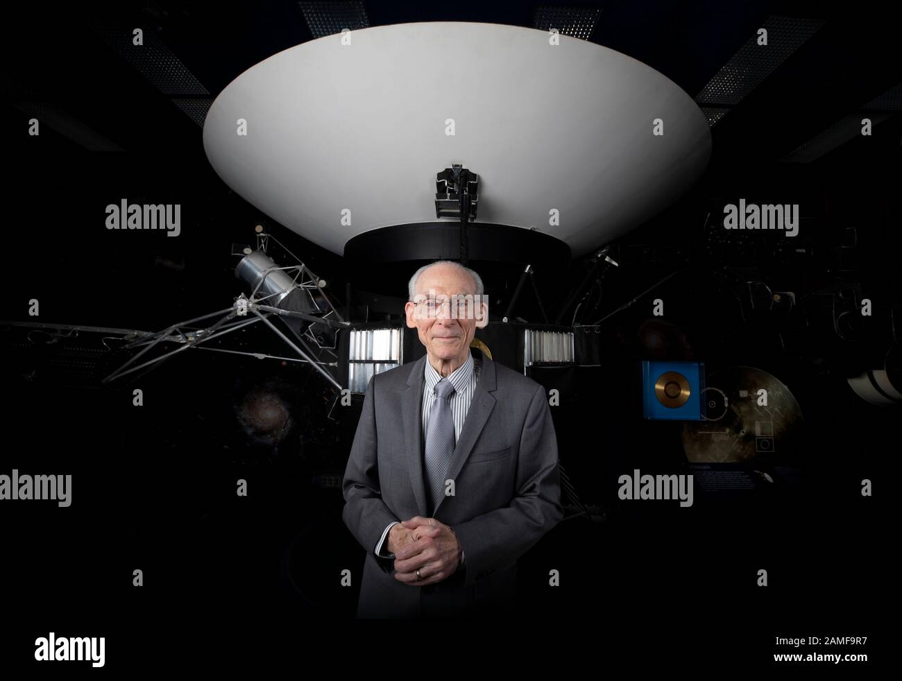 Dr. Ed Stone bei JPL in Kalifornien mit einem Modell der Voyger-Raumsonde am 18. Dezember 2019. PIC © Dan Tuffs dan@dantuffs.com +1 310 774 1780 Stockfoto