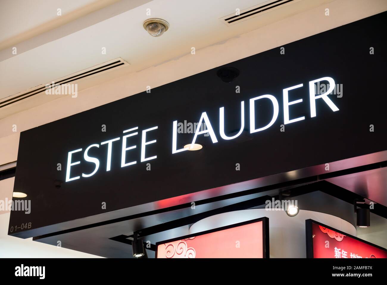 Das amerikanische multinationale Unternehmen für Körperpflege und Kosmetikprodukte Estee Lauder Logo wird in Shanghai gesehen. Stockfoto