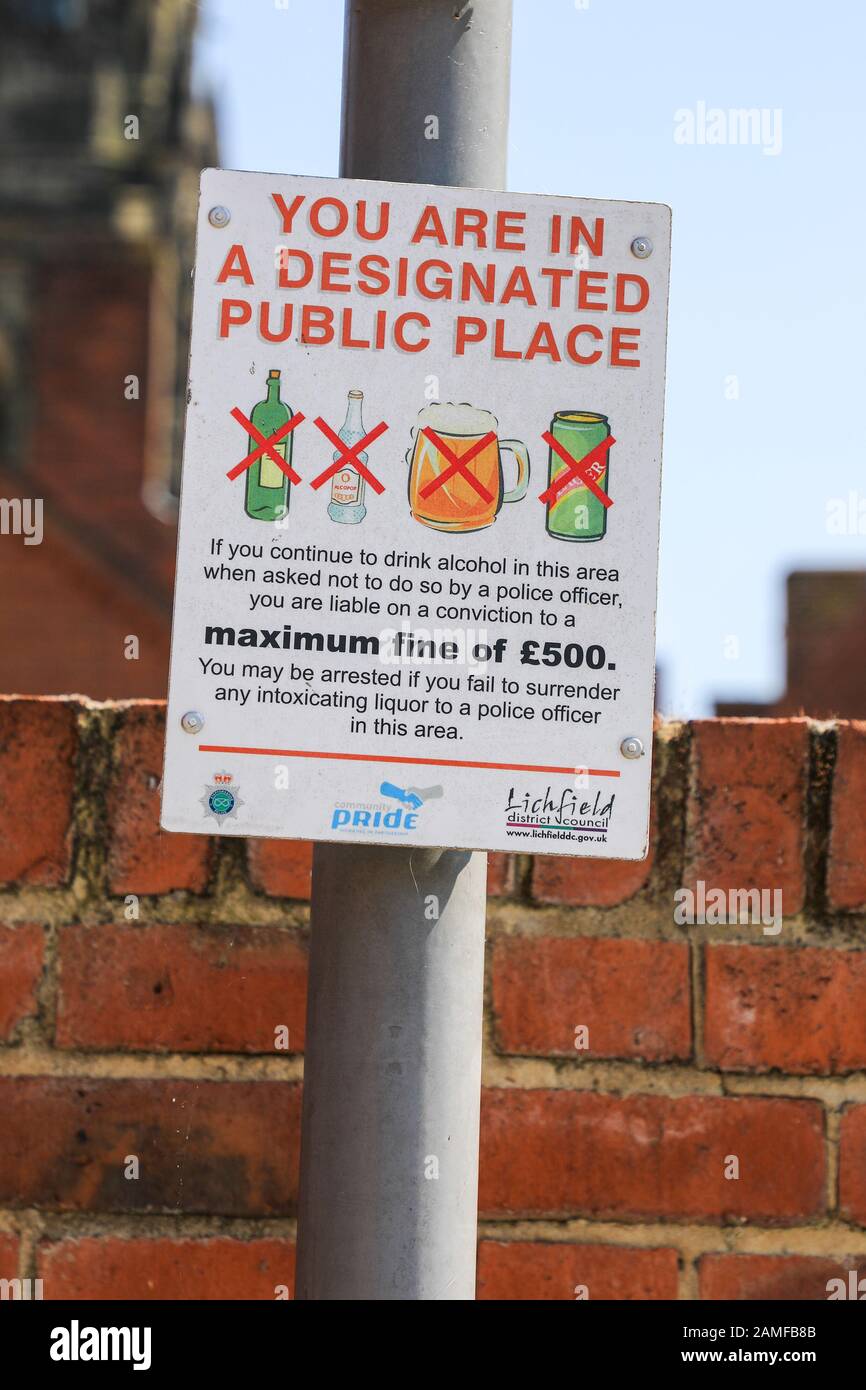 Ein Schild mit der Aufschrift "You are in a Designated public place", kein Alkoholtrinken, maximal 500 £, Lichfield, Staffordshire, England, Großbritannien Stockfoto
