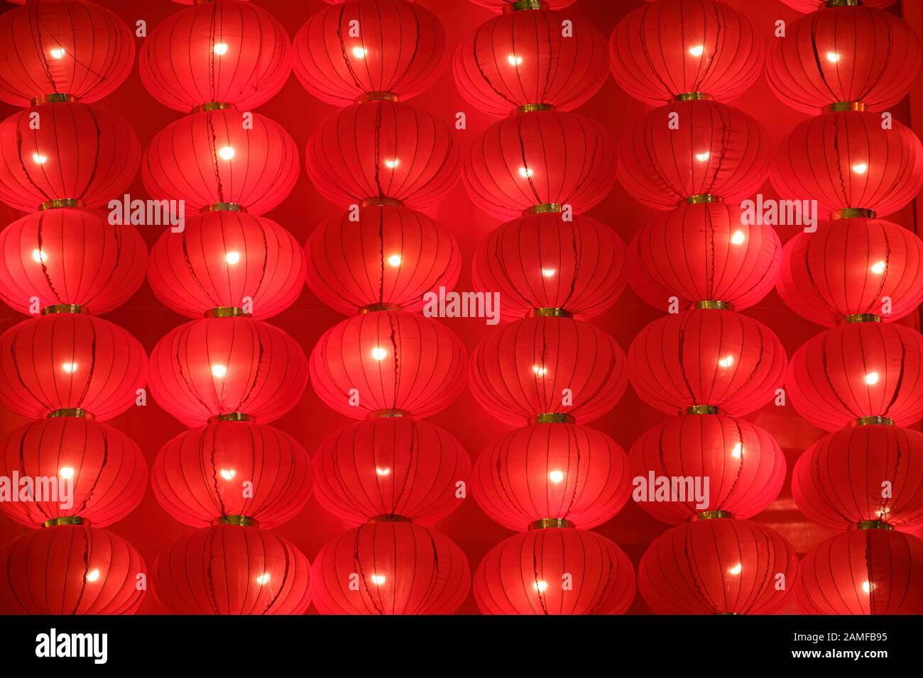 Hintergrund der chinesischen roten Laternen an der Wand hängende lunare Neujahrsdekorationen. Stockfoto