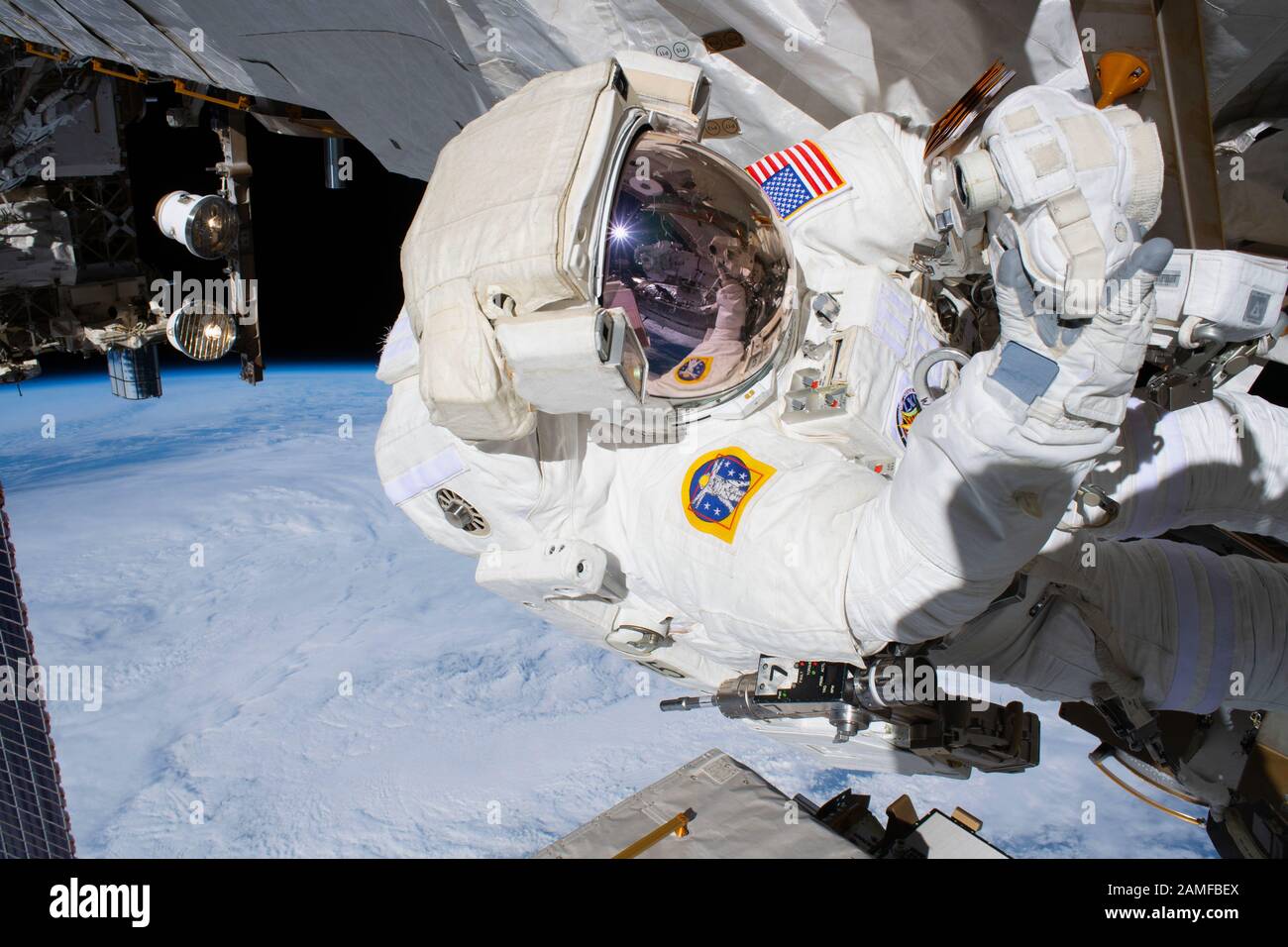 ISS - 22. November 2019 - NASA-Astronaut und Raumfahrer Andrew Morgan zeigt seine Kamera, geschützt vor den Gefahren der Mikrogravitation durch Abschirmung, in Richtung h Stockfoto