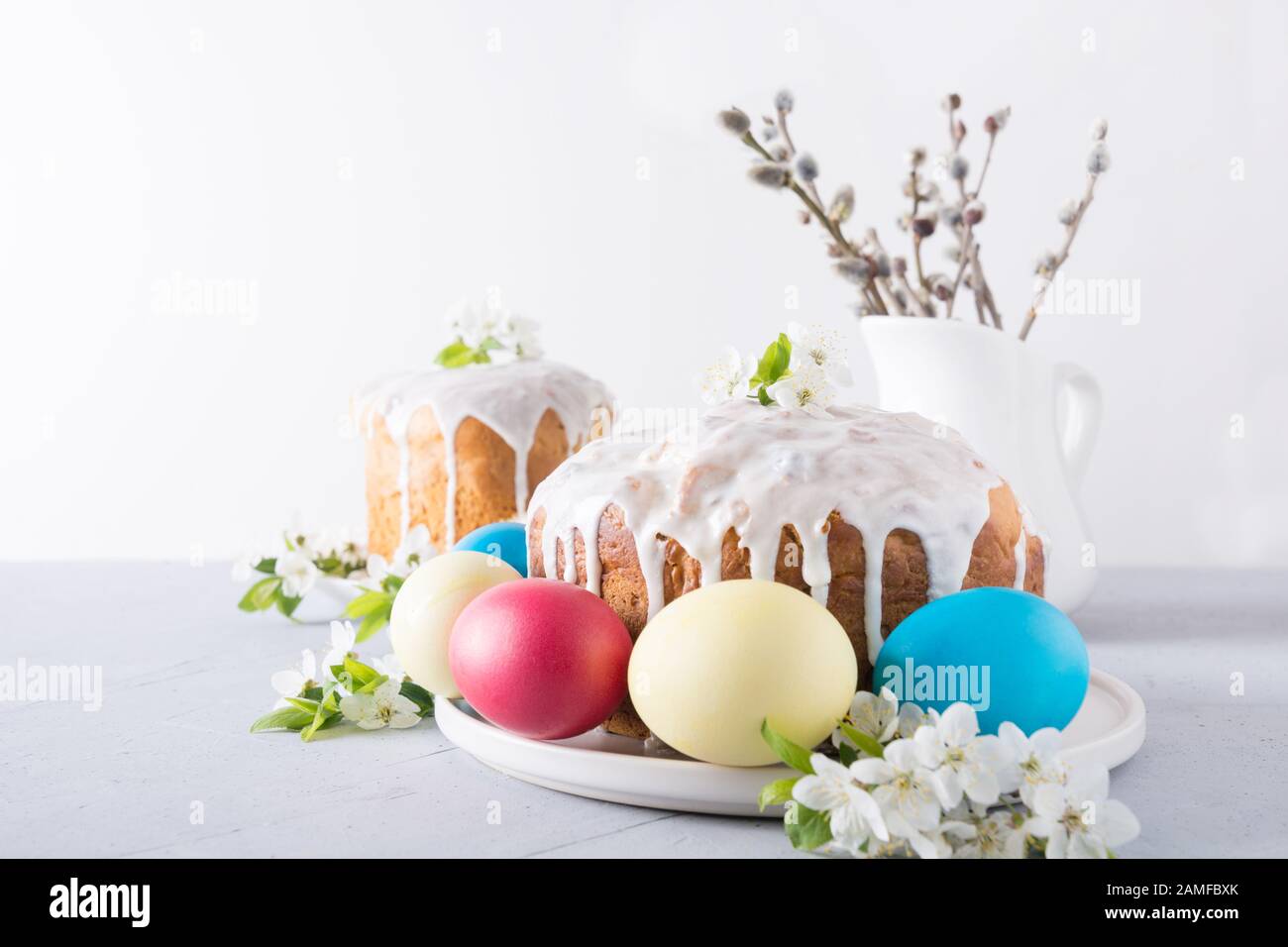 Oster-orthodoxen Kuchen mit bunten Eiern. Zusammensetzung der Frühlingsferien. Nahaufnahme. Stockfoto