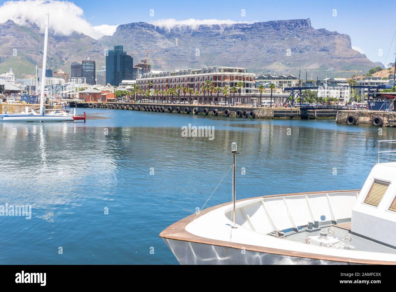 V&A Waterfront mit Boot im Vordergrund und Table Mountain im Hintergrund - Cape Town Harbour Stockfoto