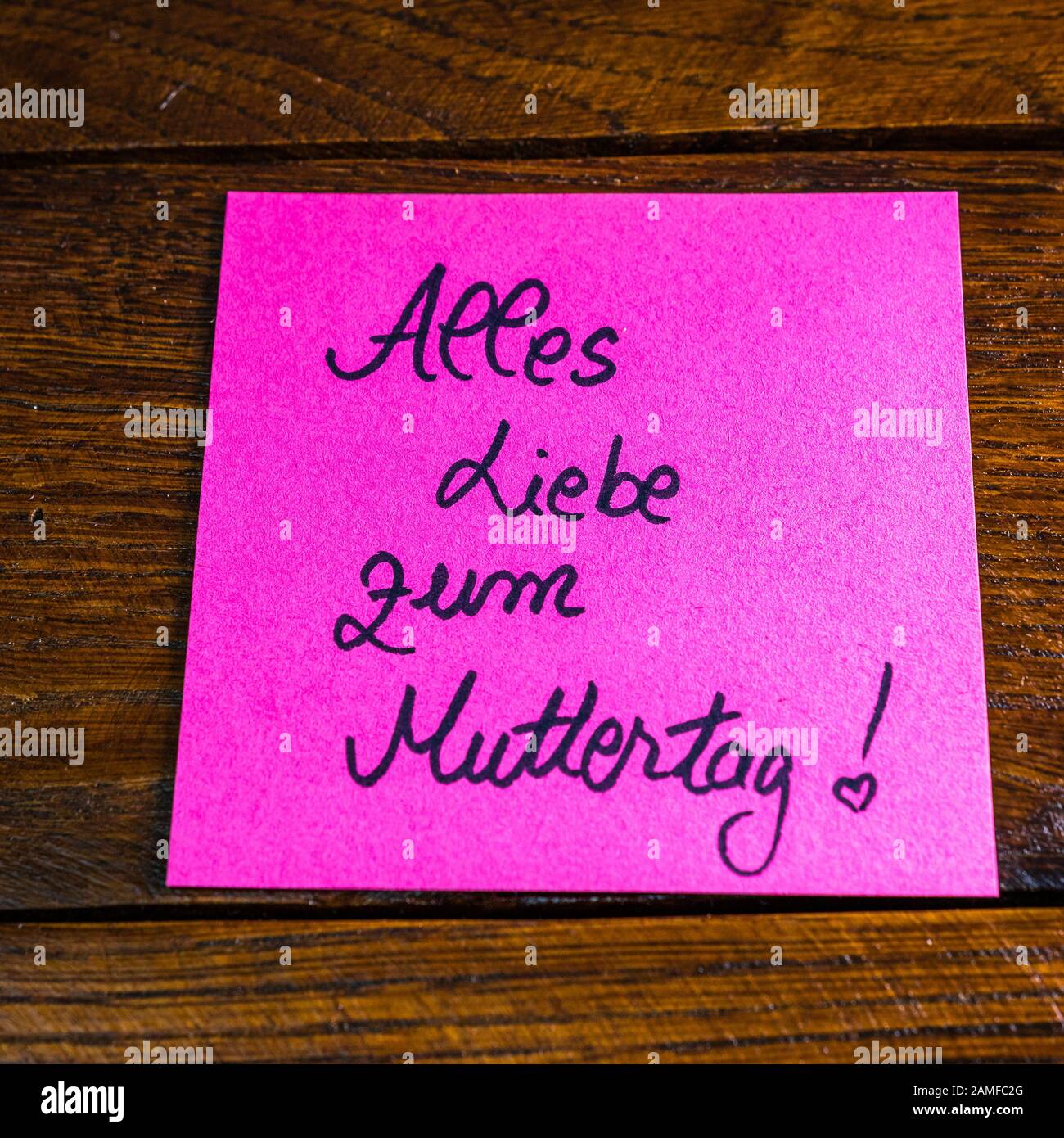 Alle Liebe zum Muttertag auf deutsch schreiben ( alles Liebe zum Muttertag) auf Memo-Post-Erinnerung. Text auf Haftpapier. Tageskonzept der Mutter. Stockfoto