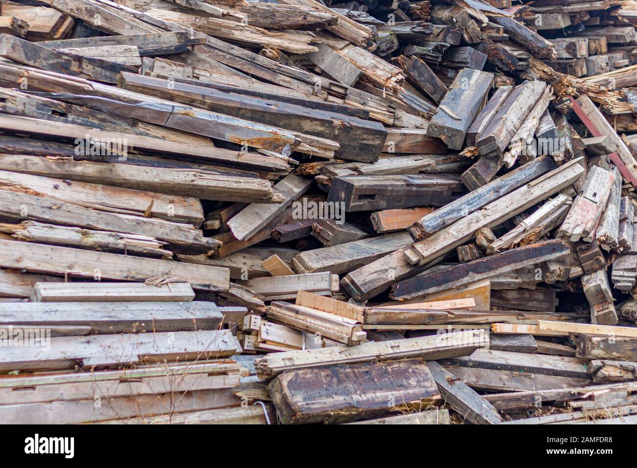 Abstraktes Bild eines großen Holzstapels verschiedener Formen und Größen, in Woodyard, Kanazawa, Japan. Stockfoto