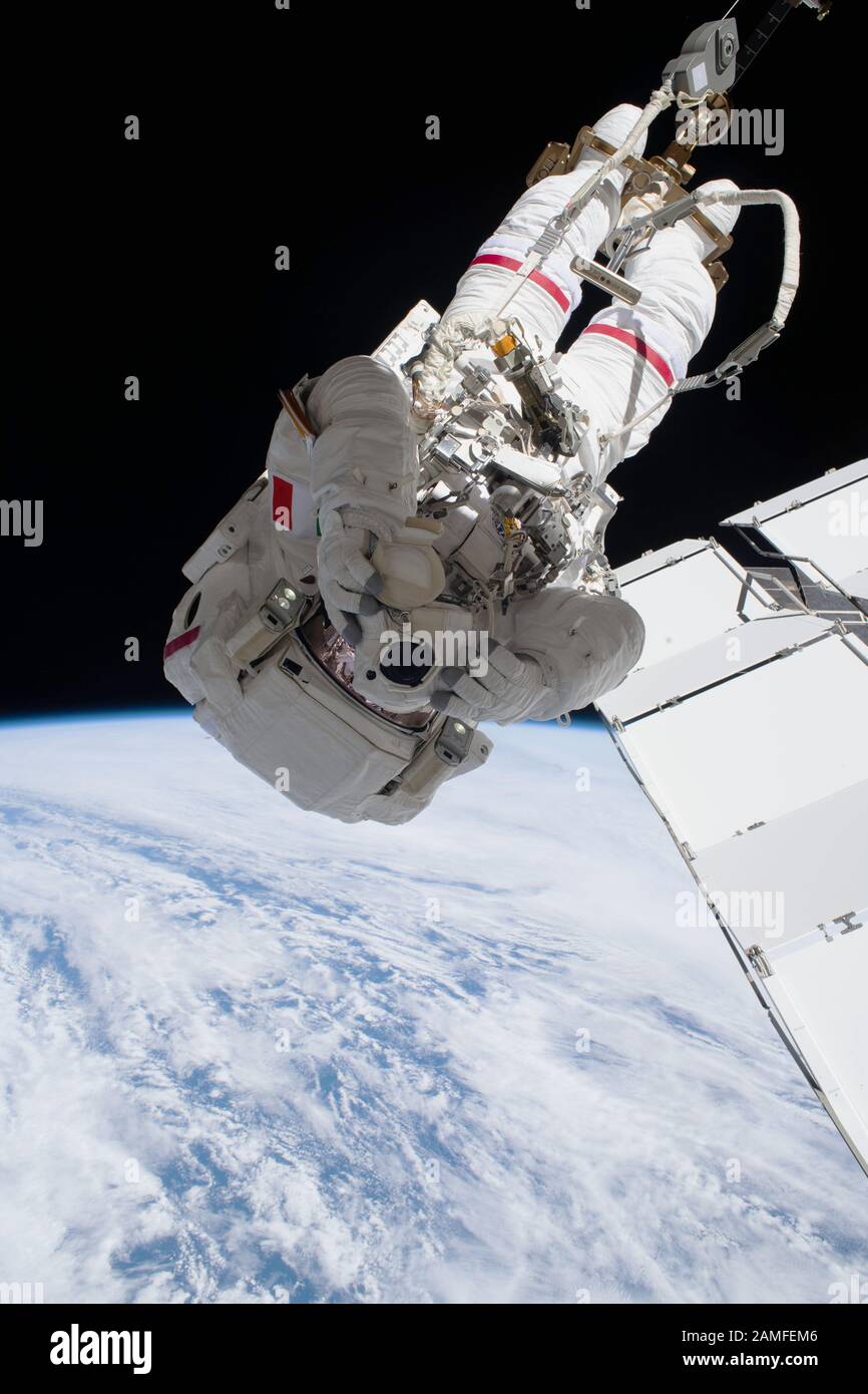 ISS - 2. Dezember 2019 - ESA (European Space Agency) Astronaut Luca Parmitan während des dritten Raumflugs zur Aufrüstung der Thermik des Alpha-Magnetspektrometers Stockfoto