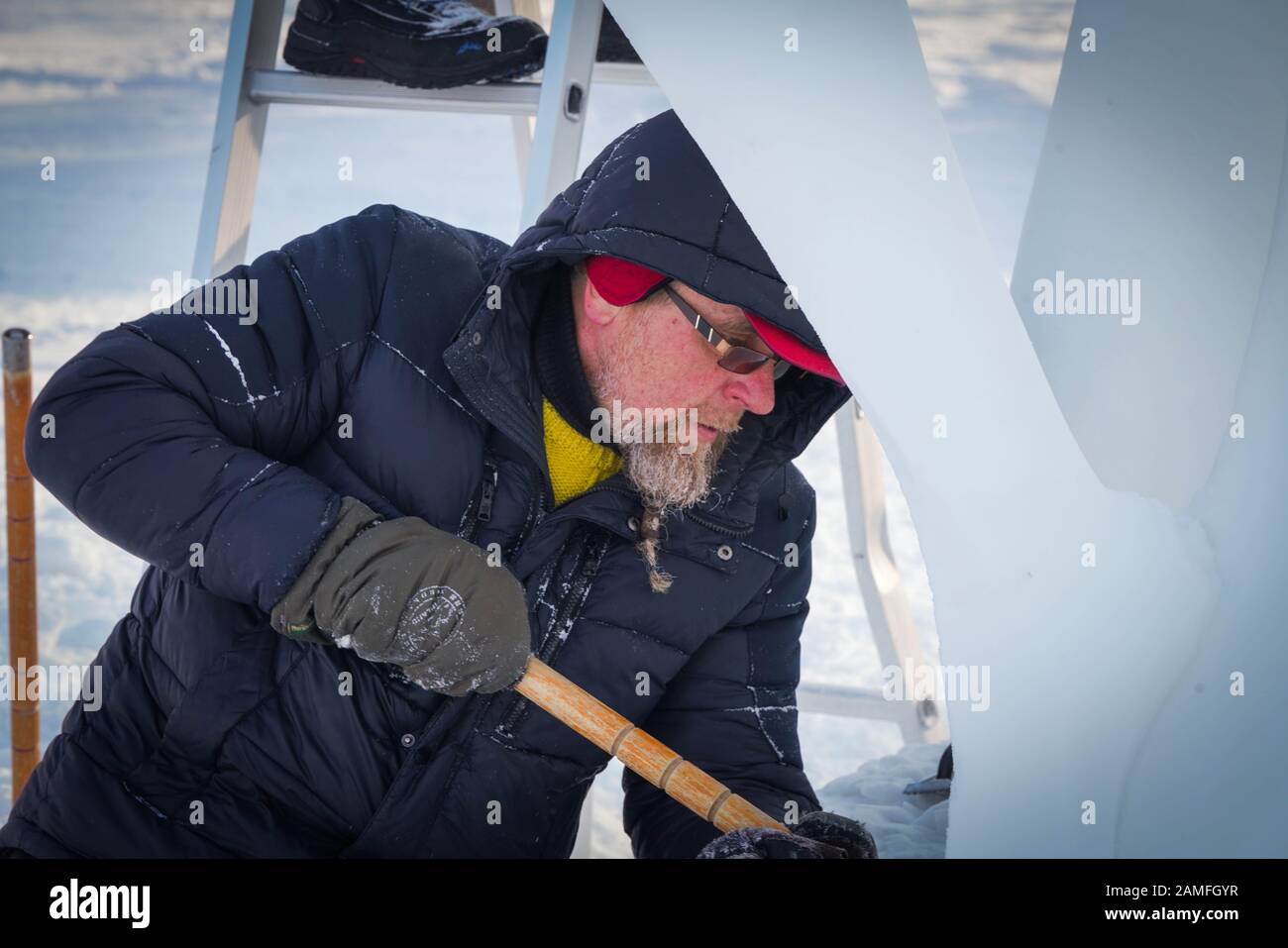 Harbin, Chinas Provinz Heilongjiang. Januar 2020. Ein Teilnehmer arbeitet am 25. Harbin-Wettbewerb für Schneeskulpturen im Sun Island International Snow Sculpture Art Expo Park in Harbin, nordostchinesische Provinz Heilongjiang, 13. Januar 2020 an einer Schneeskulptur. Die Kandidatinnen trotzen den kalten Temperaturen, um ihre Schneeskulptur zu gestalten. Credit: Wang Song/Xinhua/Alamy Live News Stockfoto