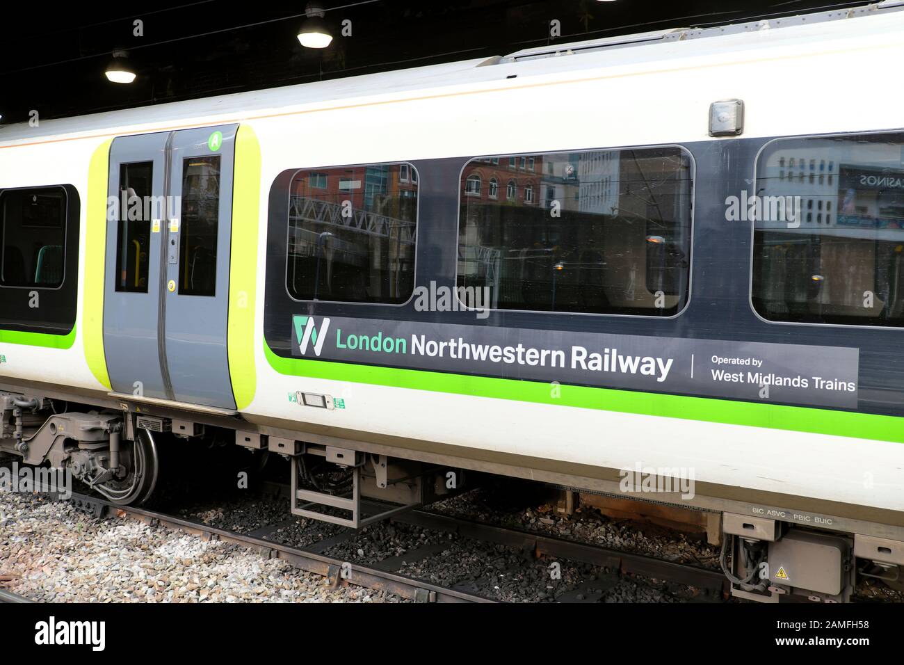 Die Eisenbahnwaggon der London Northwestern Railway, die von Zügen der West Midlands betrieben wird, ist in England, Großbritannien, KATHY DEWITT, an der Außenseite des Zugwagens ZU sehen Stockfoto