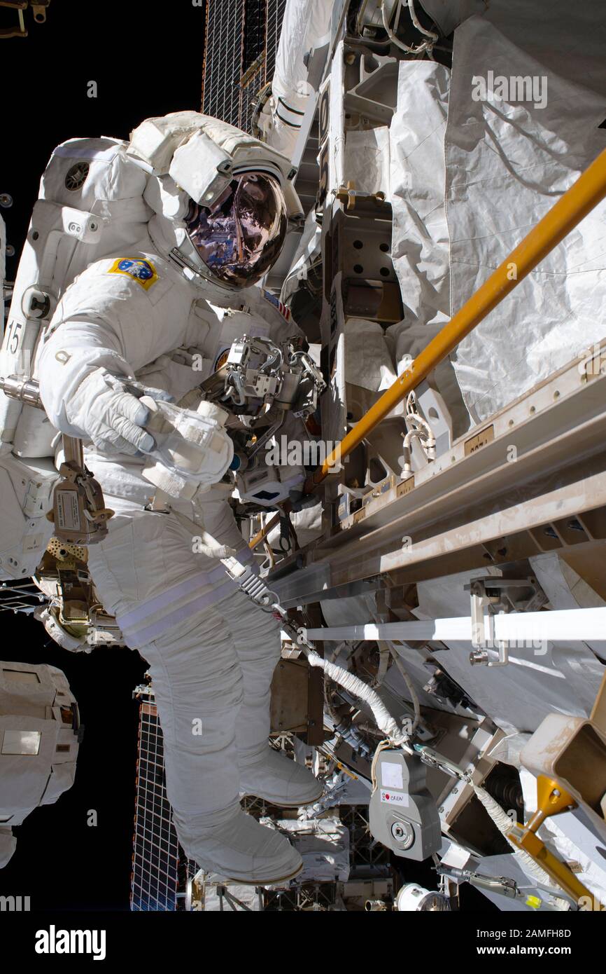 ISS - 22. November 2019 - Astronaut Andrew Morgan von der NASA ist während des zweiten Weltraumausflugs mit dem Starboard-3-Trassensegmentarbeitsort verbunden, um das I zu reparieren Stockfoto