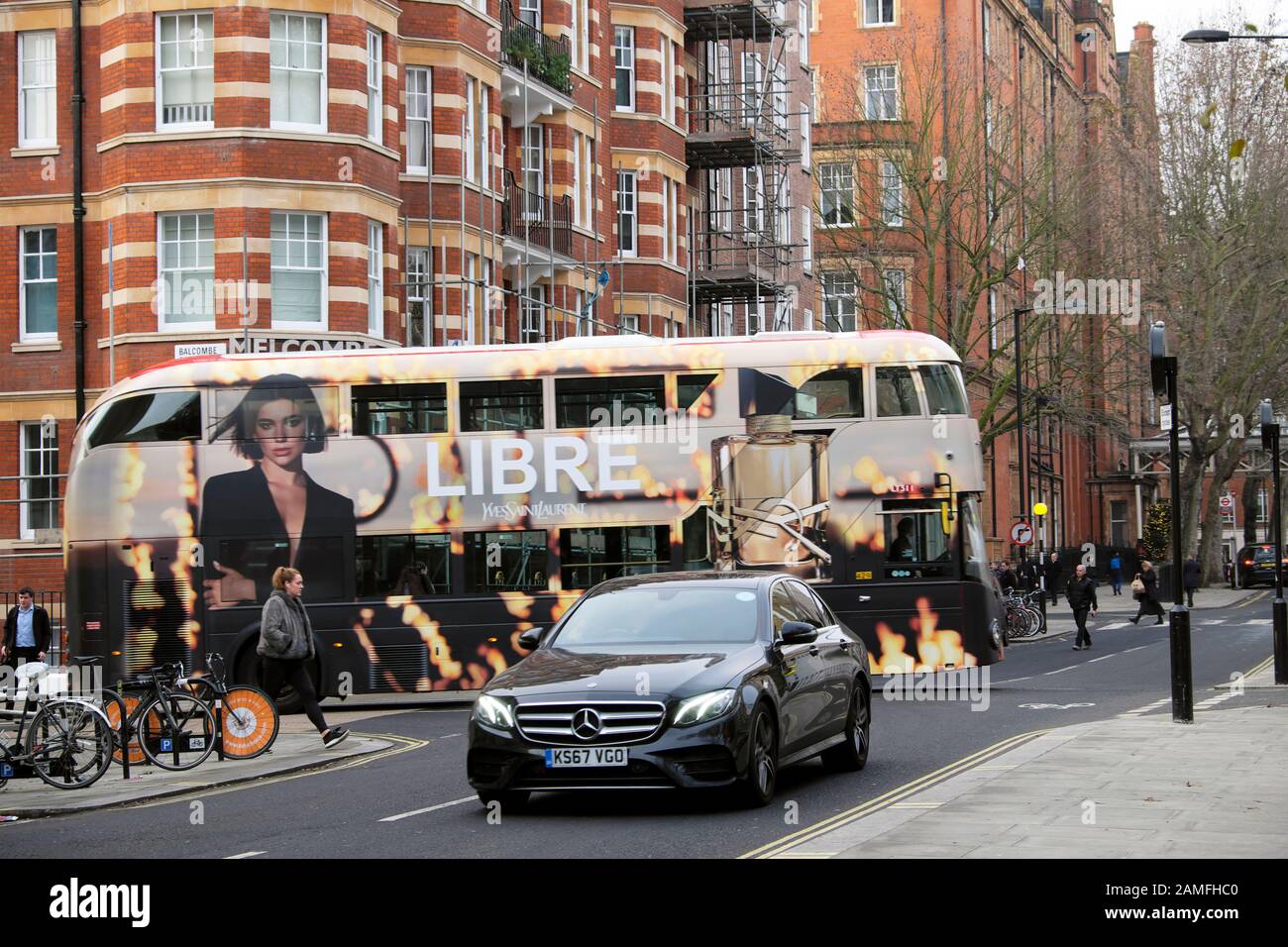 Yves Saint Laurent Libre Werbung der Seite eines Doppeldeckerbus in einer Straße in Marylebone London NW1 England Großbritannien KATHY DEWITT Stockfoto