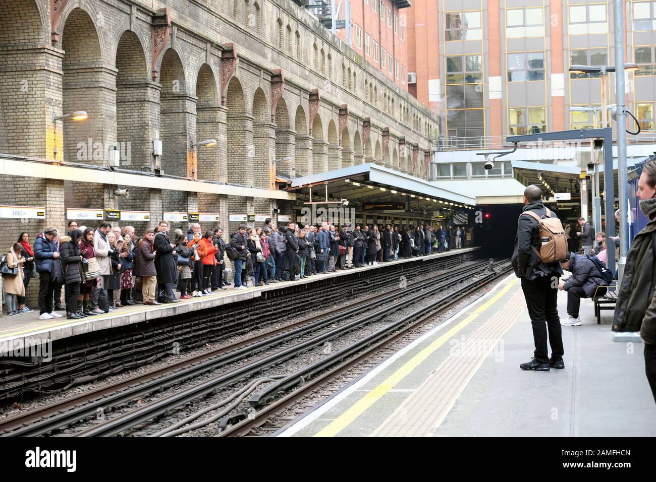Barbican Station U-Bahn-Station Bahnhöfe und Passagiere Pendler warten auf dem Bahnsteig in London EC1 England Großbritannien KATHY DEWITT Stockfoto